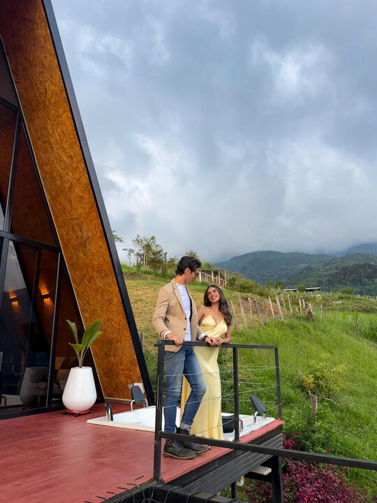 Pareja en la terraza junto a la cabaña A-frame